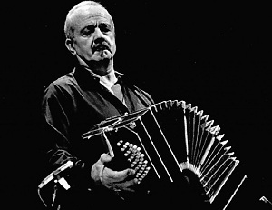 Astor Piazzolla, compositeur tango et bandoneiste argentin Astor Piazzolla, compositeur tango et bandoneiste argentin